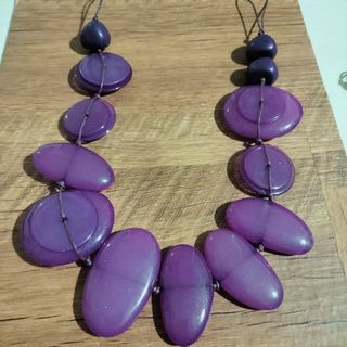 Collar morado con cuentas grandes