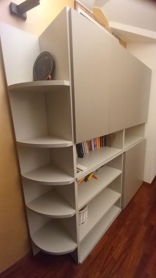 Libreria angolare con scrivania estraibile