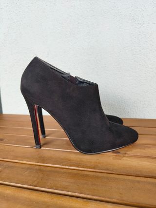 Scarpe tacco donna nere con dettagli oro