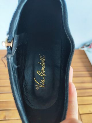 Scarpe tacco donna nere con dettagli oro