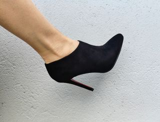 Scarpe tacco donna nere con dettagli oro