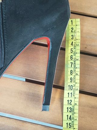 Scarpe tacco donna nere con dettagli oro