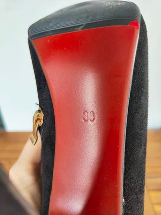 Scarpe tacco donna nere con dettagli oro