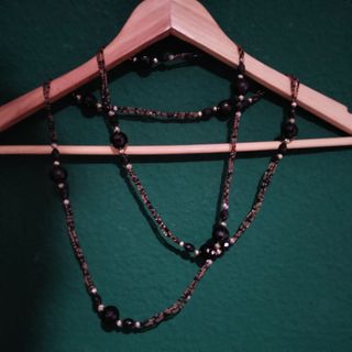 Collar de cuentas negro y dorado