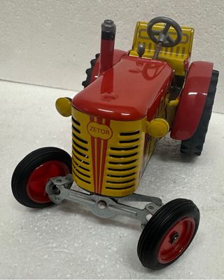 Tractor de hojalata con remolque