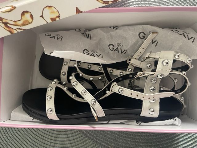 Sandali bianchi con borchie