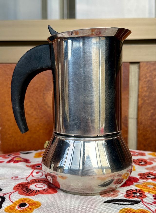 Cafetera italiana clásica de acero inoxidable