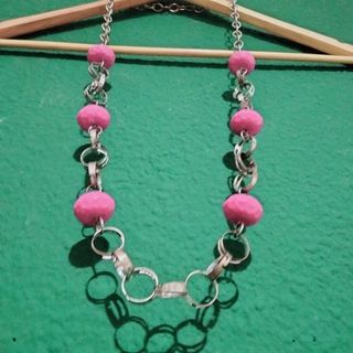 Collar rosa con eslabones plateados