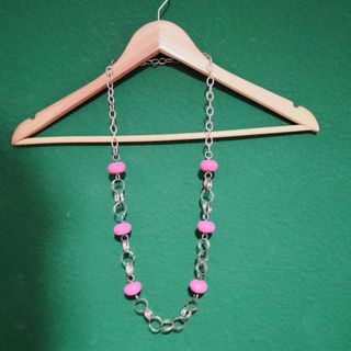 Collar rosa con eslabones plateados