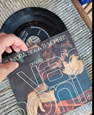 Vinile 45 giri Ornella Vanoni Un'ora sola ti vorre