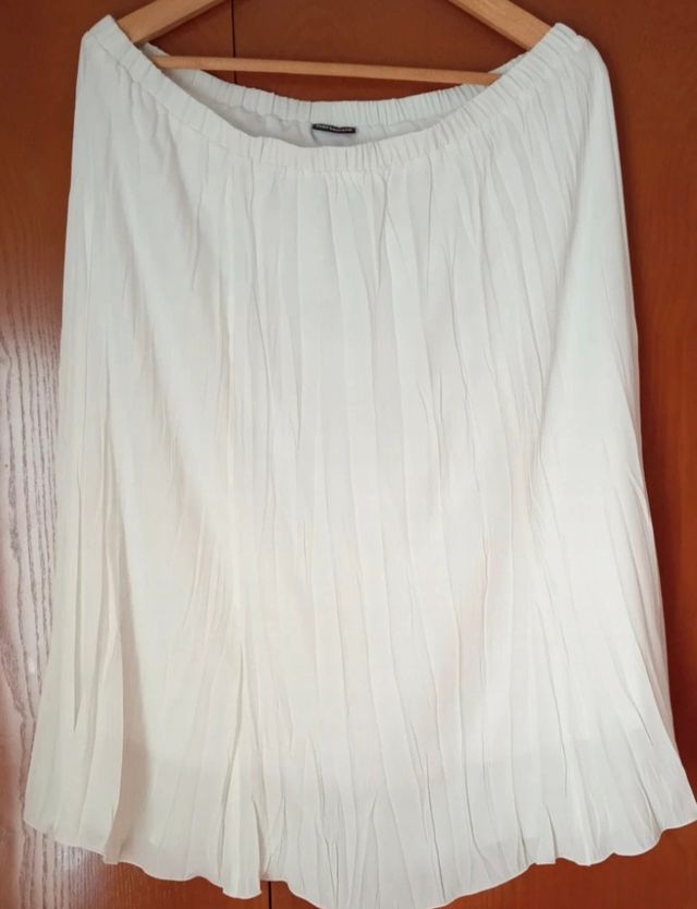 Falda blanca plisada
