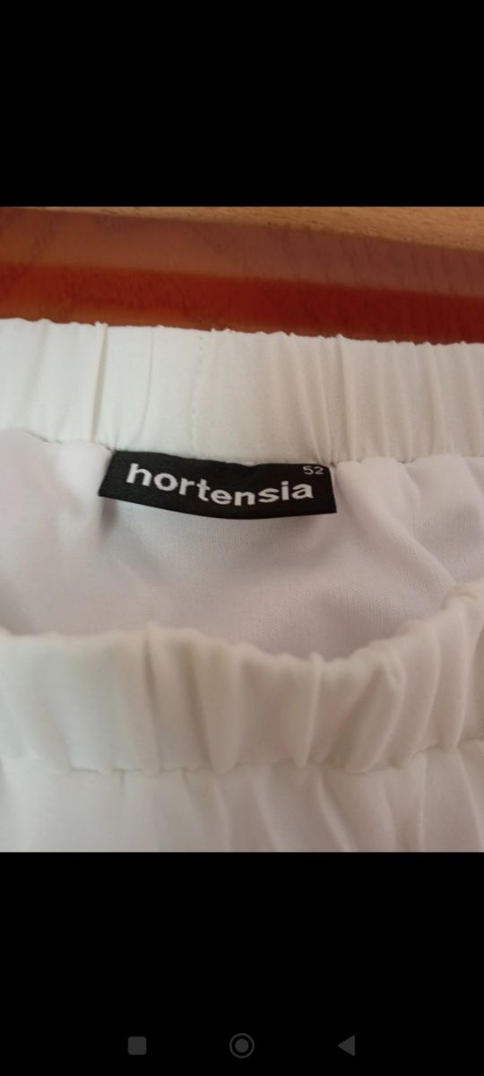 Falda blanca plisada