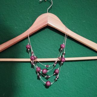 Collar multicapa con cuentas moradas