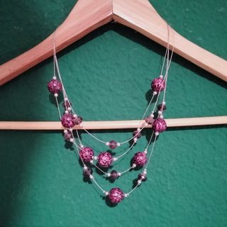 Collar multicapa con cuentas moradas