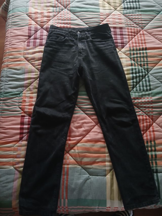 Calças Carhartt pretas.