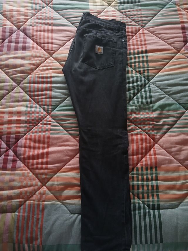 Calças Carhartt pretas.