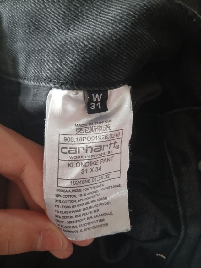 Calças Carhartt pretas.