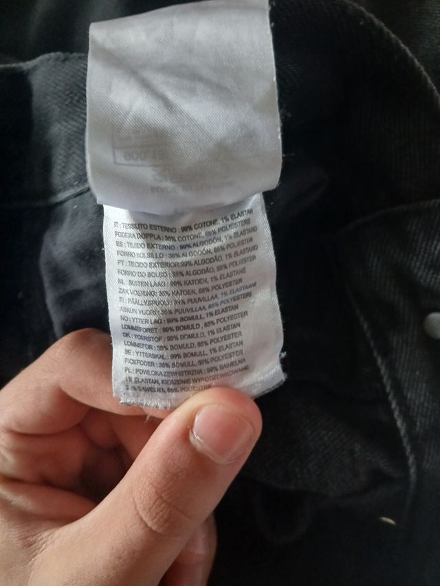 Calças Carhartt pretas.