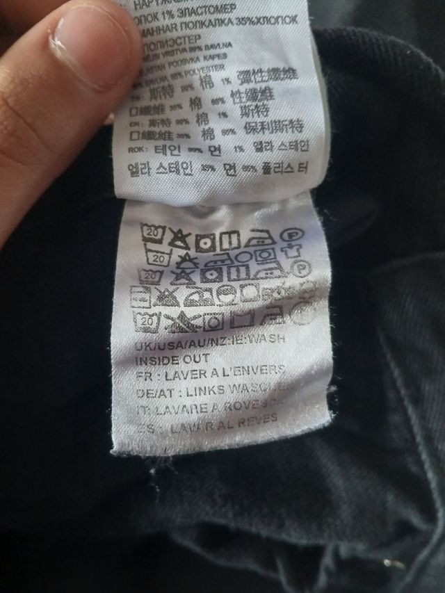 Calças Carhartt pretas.