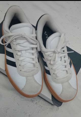 Zapatillas Adidas Blancas y Beige