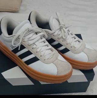 Zapatillas Adidas Blancas y Beige