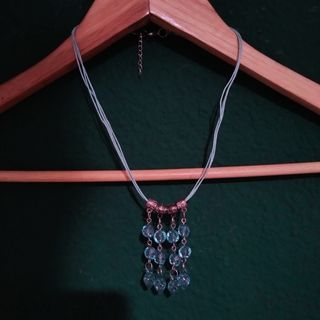 Collar azul con colgante