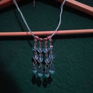 Collar azul con colgante