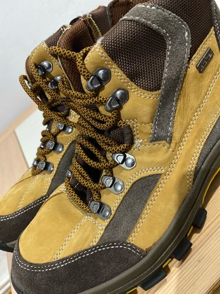 Botas de montaña beige y marrón
