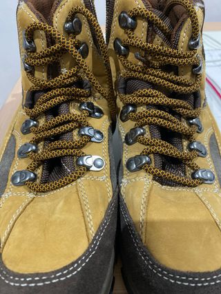 Botas de montaña beige y marrón