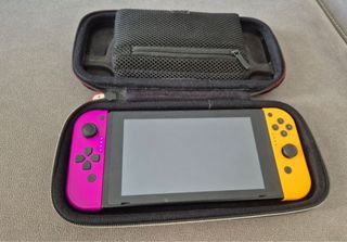 Nintendo Switch con Joy-Cons y funda