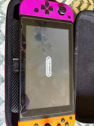Nintendo Switch con Joy-Cons y funda