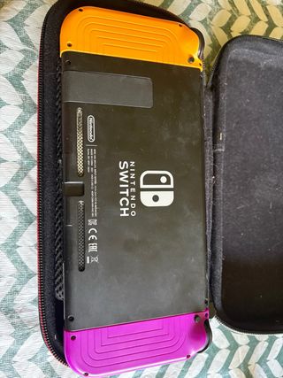 Nintendo Switch con Joy-Cons y funda