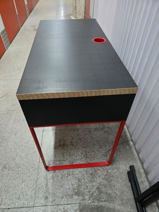 Escritorio Ikea Negro y Rojo