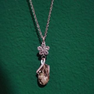 Collar con colgante de flor y gota