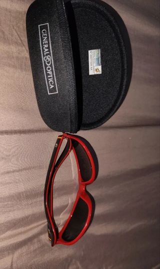 Gafas de sol General Óptica negras y rojas