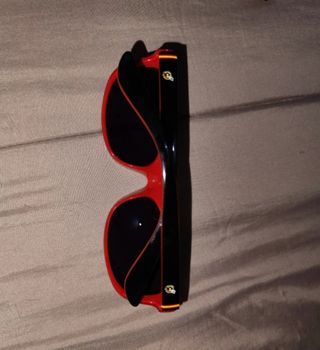 Gafas de sol General Óptica negras y rojas