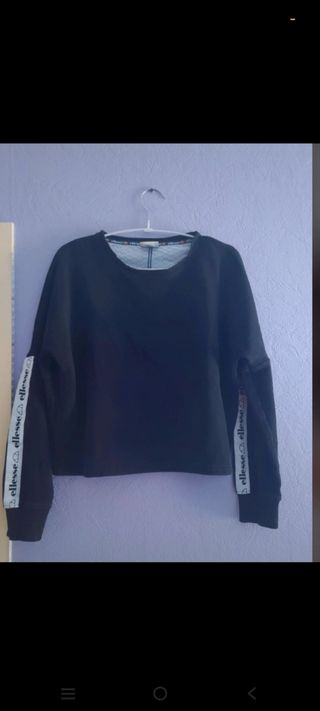 Sudadera negra con detalle en manga ellese