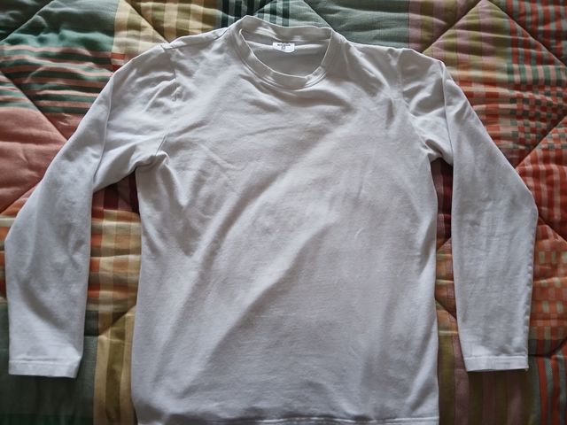 Camisola branca básica.