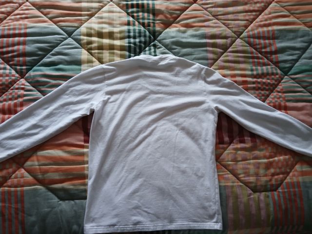 Camisola branca básica.