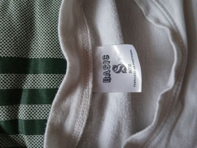 Camisola branca básica.