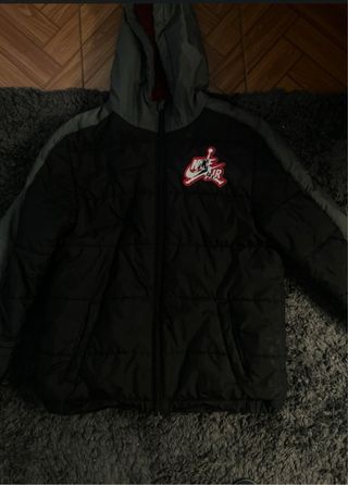 Abrigo Jordan Niño Talla M Negro/Rojo