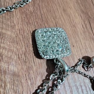 Collar plateado con colgantes