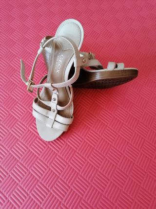 Sandalias Geox cuña alta blancas