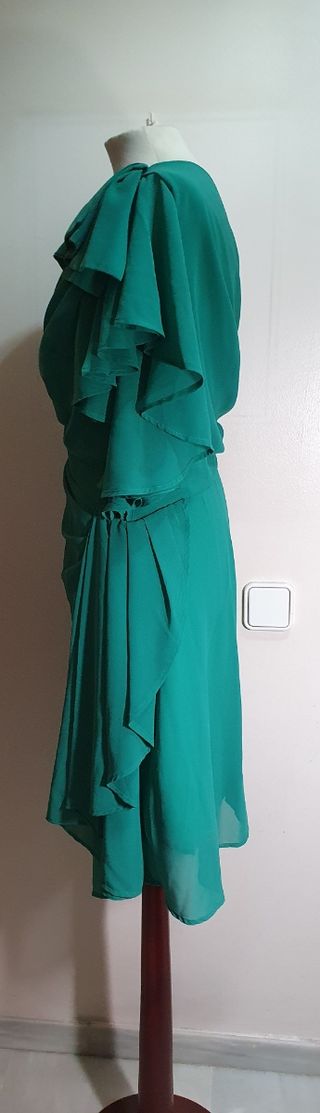 Vestido verde con un hombro al descubierto