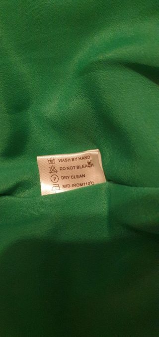 Vestido verde con un hombro al descubierto