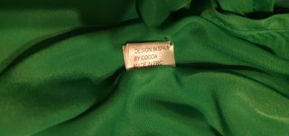 Vestido verde con un hombro al descubierto