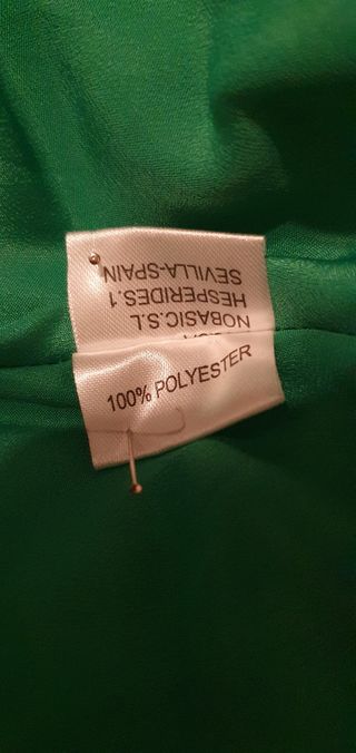 Vestido verde con un hombro al descubierto