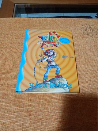 Kika Superbruja y los indios (Spanish Edition)
