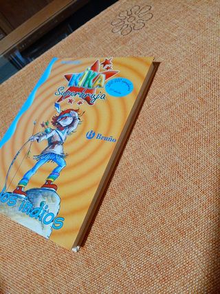 Kika Superbruja y los indios (Spanish Edition)