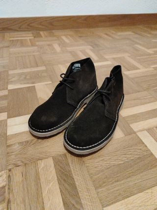 Zapatos de piel marrón oscuro.